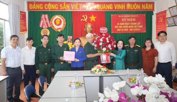 Hình ảnh cho bài viết Đồng chí Cao Thị Hòa An, Phó Bí thư Thường trực Tỉnh ủy chúc mừng Hội Cựu chiến binh tỉnh nhân ngày truyền thống